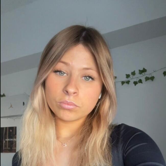 Babysitter in Biarritz: Jade