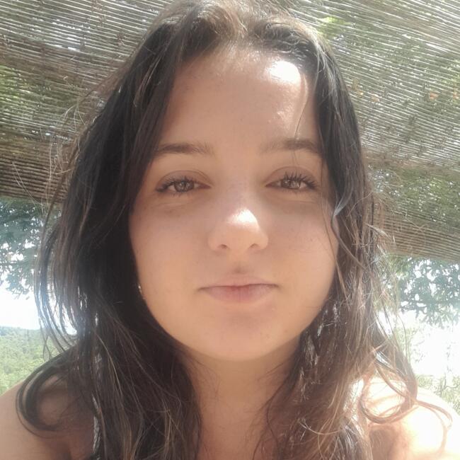 Babysitter in Auriol: Amandine