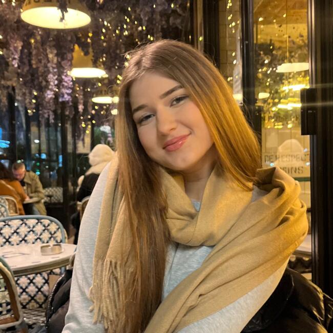 Babysitter in Montrouge: Adriana