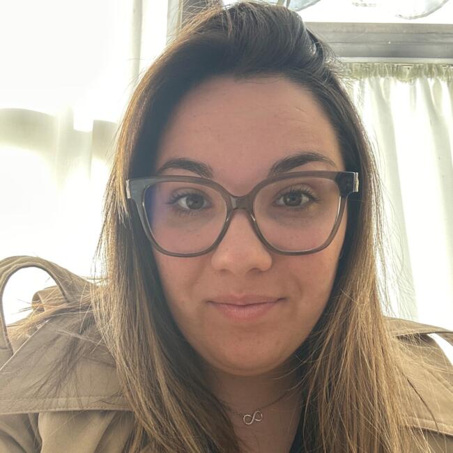 Babysitter in Saint-Malon-sur-Mel: Chloé