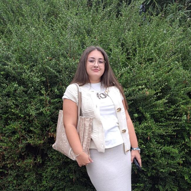 Babysitter in Saint-Blaise-du-Buis: Lola