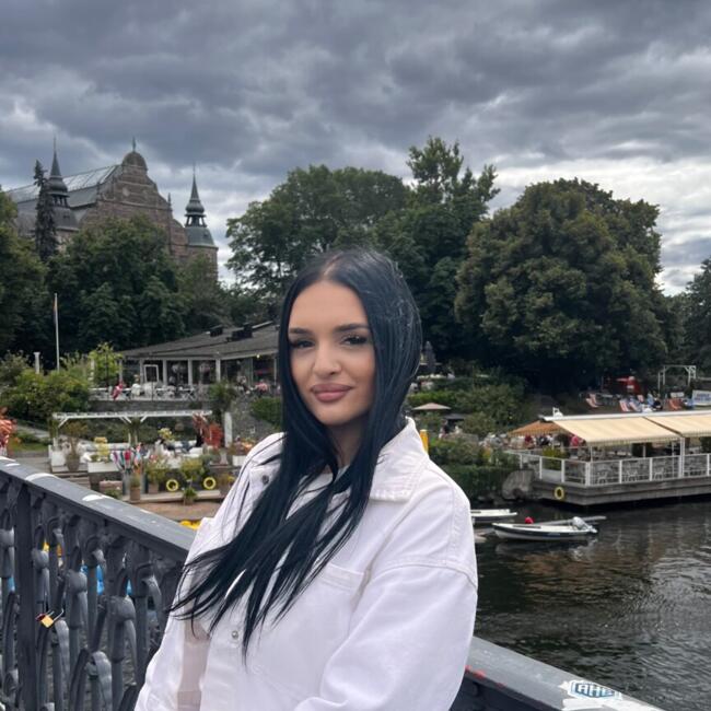 Babysitter in Bucharest: Raluca
