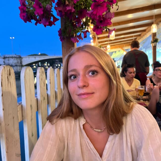 Babysitter in Bordeaux: Rose