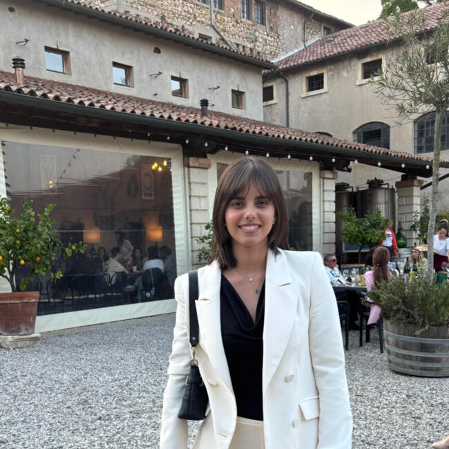 Babysitter a Senna Comasco: Giulia