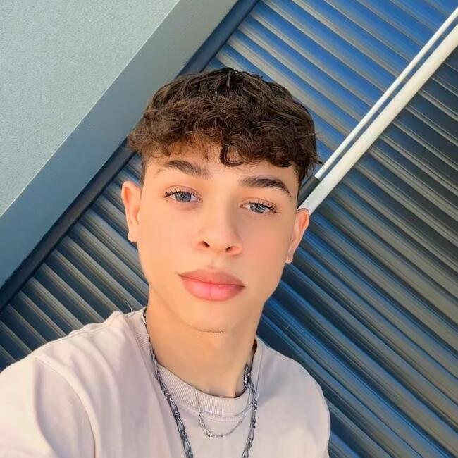 Babysitter in Angers: Kauê