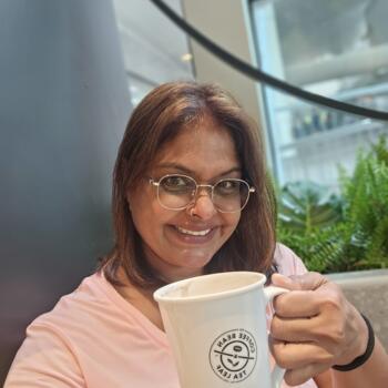 位于Singapore Island的临时保姆: Evon Ainlee