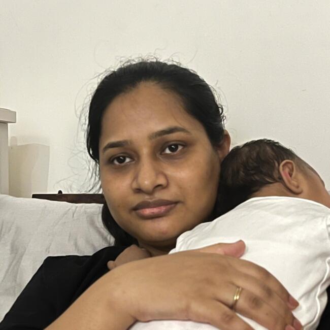 दिल्ली में बेबीसिटिंग की नौकरी: Paras