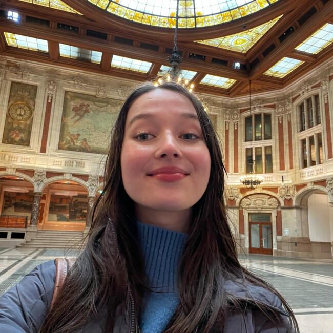 Babysitter in The Hague: Elizabeth