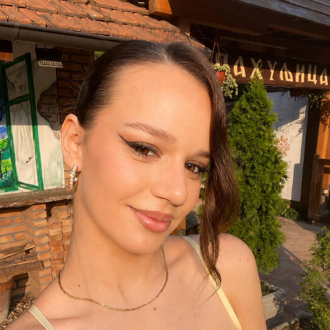 Bebisiterka u Niš: Nina