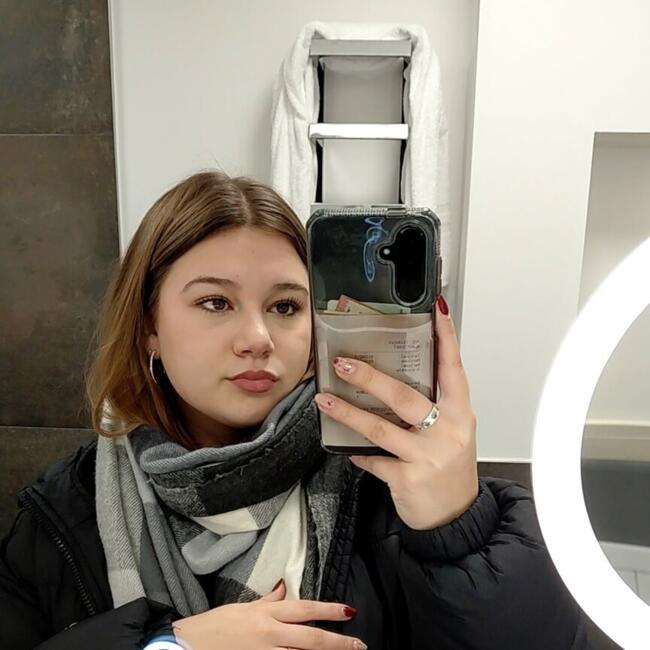 Babysitter in Saint-Nicolas: Yelena