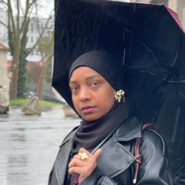 Babysitter in Échenevex: Amina