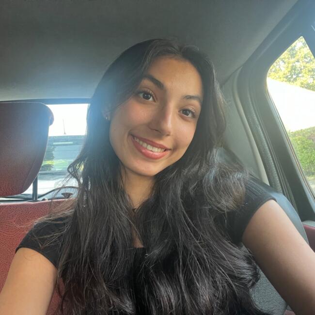 Babysitter in Champs-sur-Marne: Amira