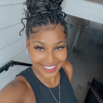 Babysitter in The Bronx: Nia