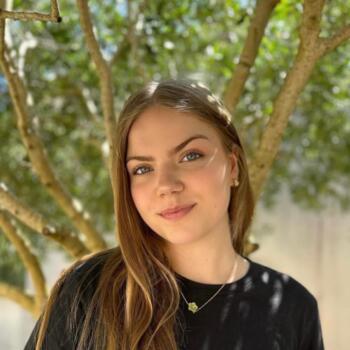 Babysitter in Périgny: Shaïna