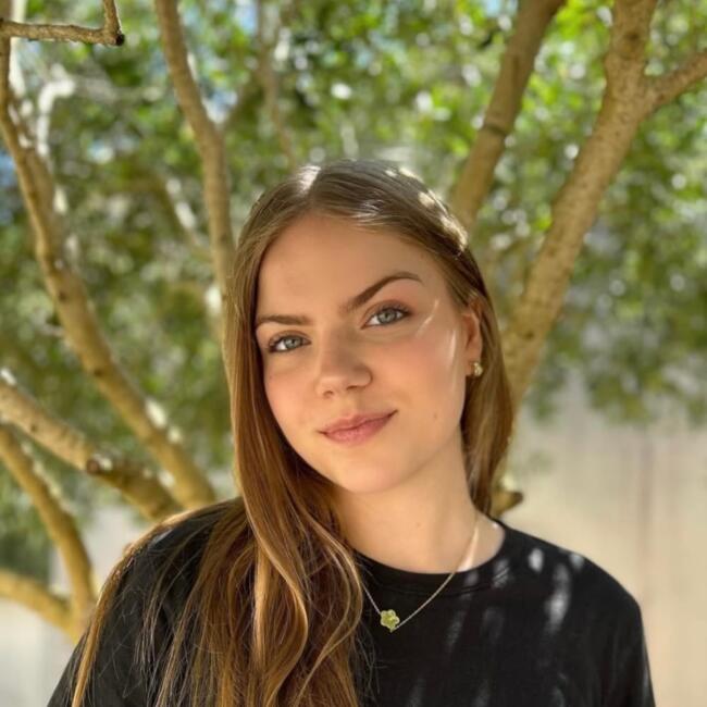 Babysitter in Périgny: Shaïna