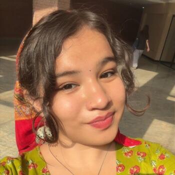 नोएडा में बेबीसिटर: Yashika