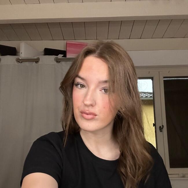 Babysitter in Villereversure: Laura