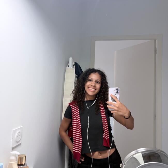 Babysitter in Saint-Brieuc: Nina