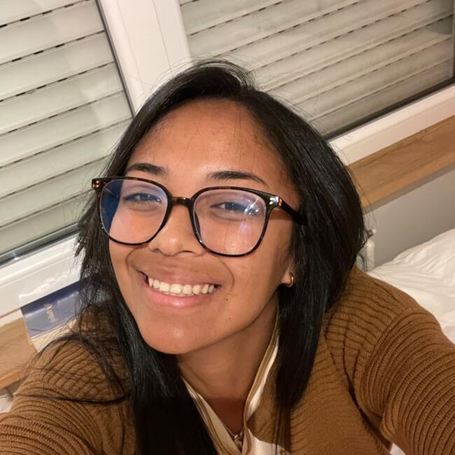 Babysitter in Brugge: Aina