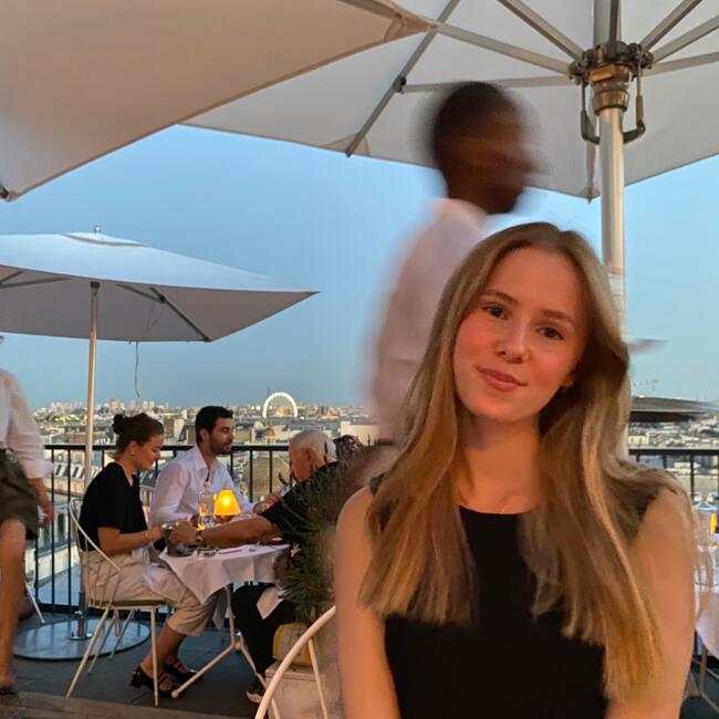 Babysitter in Paris: Ella