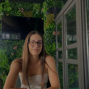 Babysitter in Ljubljana: Iza