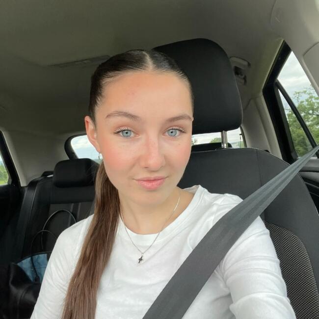 Babysitter in Devecey: Maud