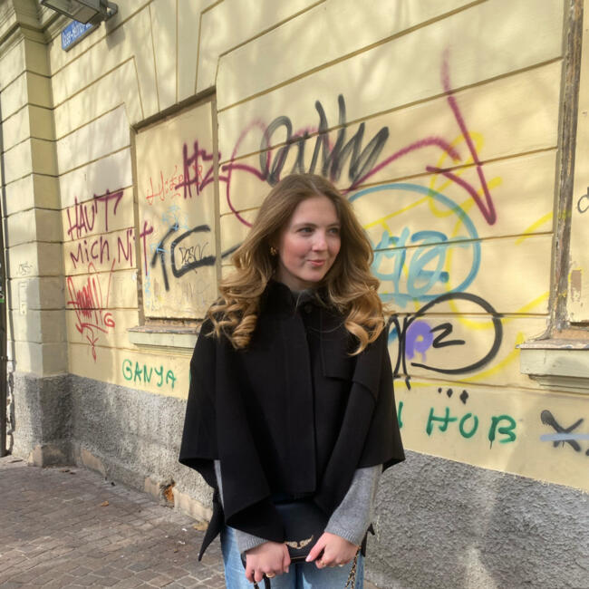 Babysitter in Paris: Helena