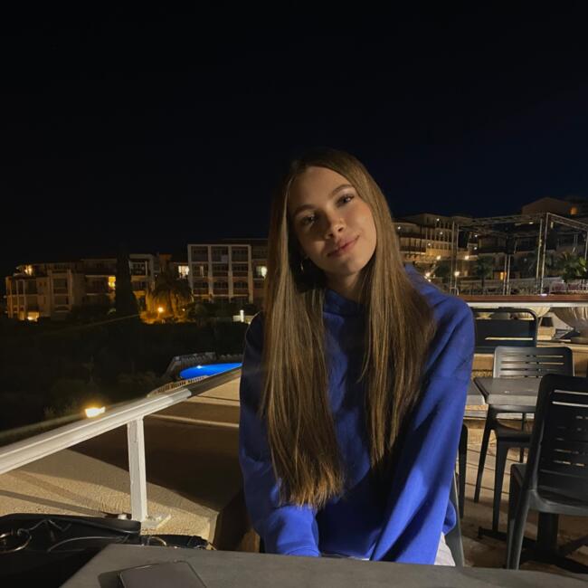 Babysitter in Ganshoren: Julia