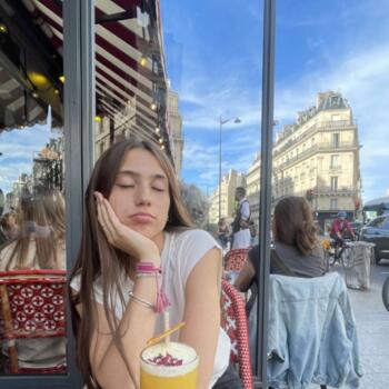 Babysitter in Saint-Ouen-l'Aumône: Olivia