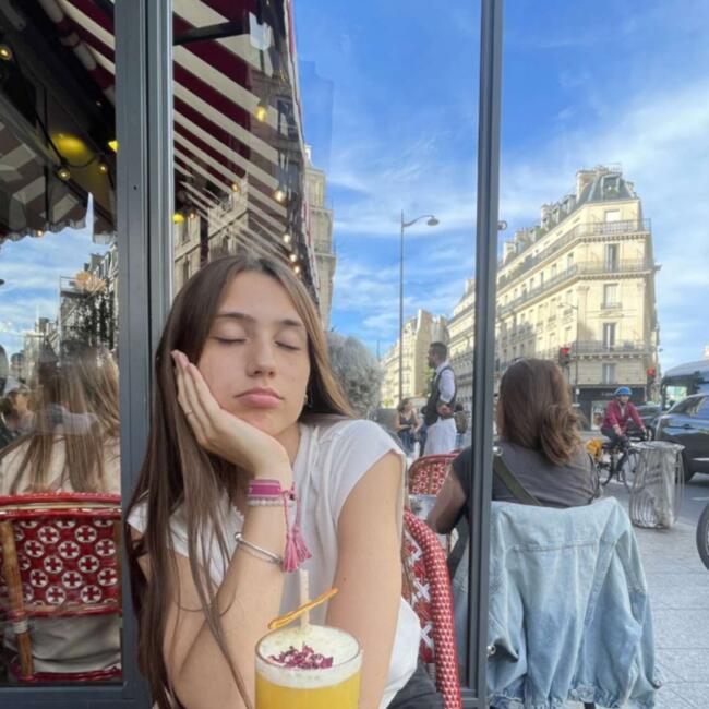 Babysitter in Saint-Ouen-l'Aumône: Olivia