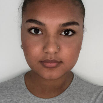 Babysitter in Cesson: Kayla