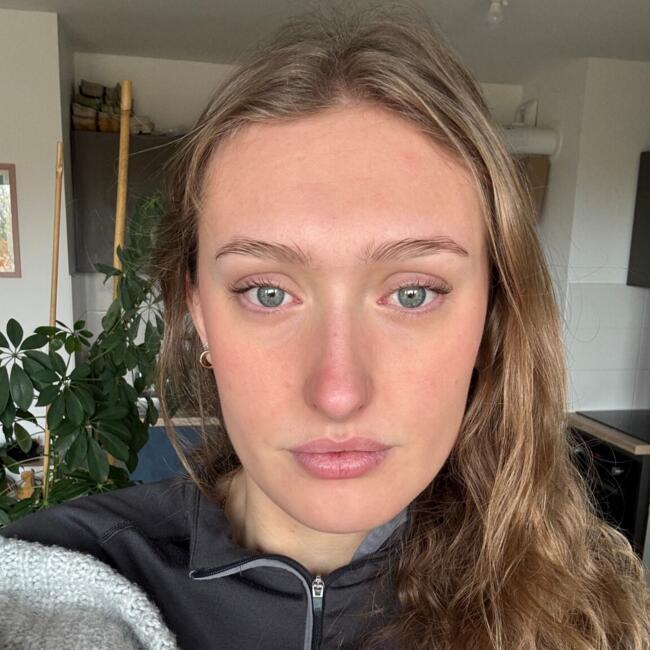 Babysitter in Yves: Louise