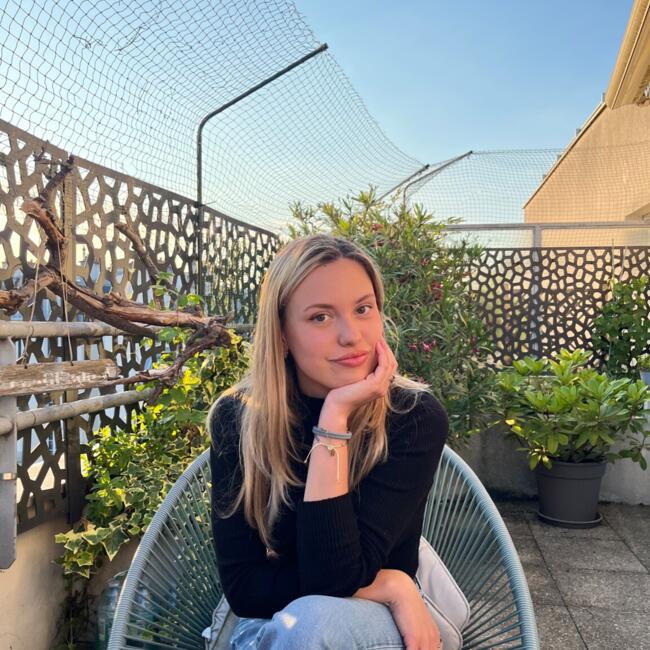 Babysitter in Levallois-Perret: Anna