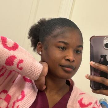 Babysitter in Bridgeport: Omera