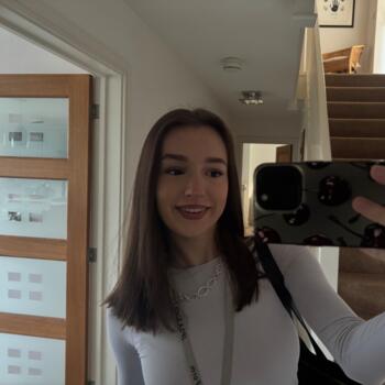 Babysitter in Derby: Mia