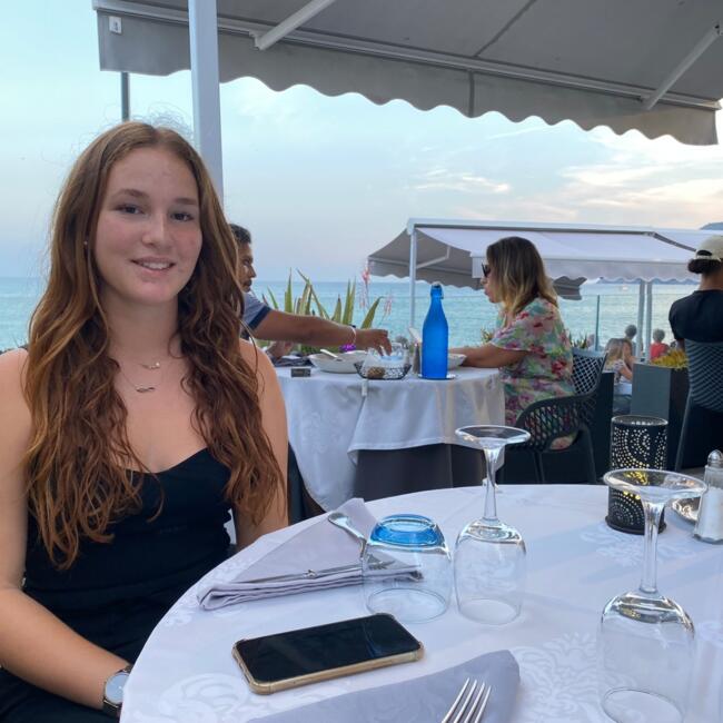 Babysitter in Forcalqueiret: Mathilde