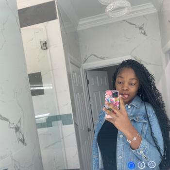 Baby-sitter in Hamilton: Victoria