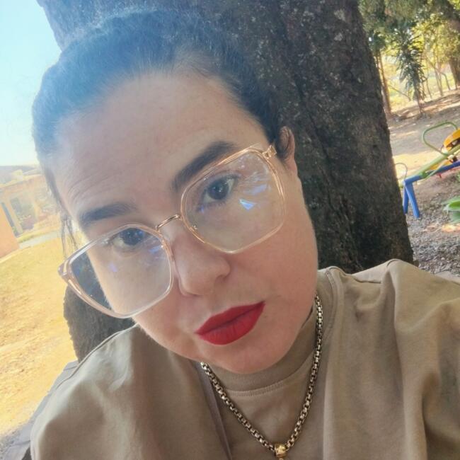 Babá em Aparecida de Goiânia: Adrielle