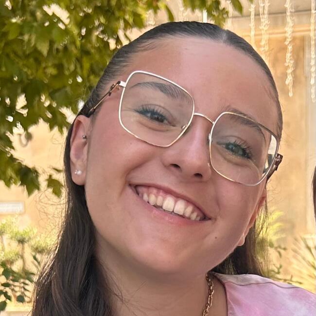 Babysitter in Vézeronce-Curtin: Lola