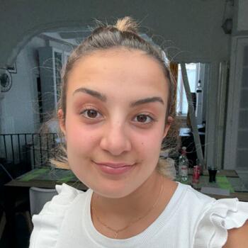 Babysitter in Sathonay-Village: Deborah