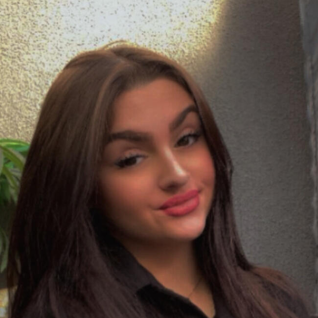 Babysitter in Courcelles: Youna