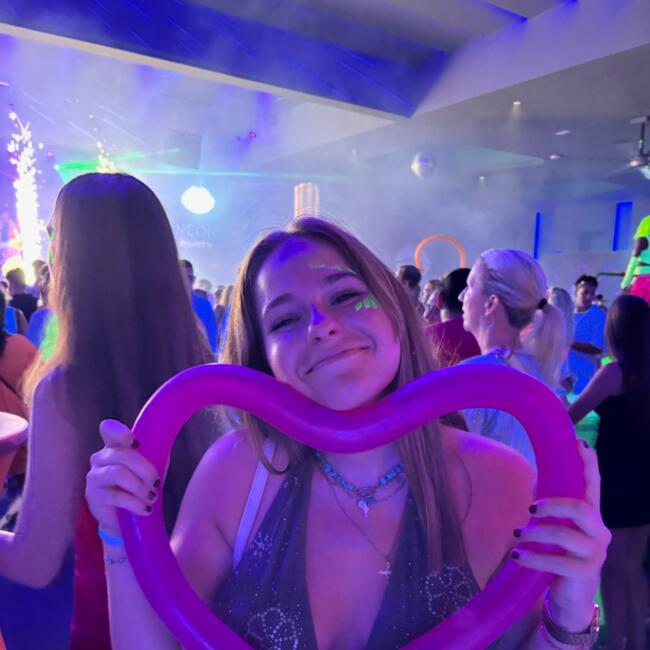 Babysitter in Magny-les-Hameaux: Enola