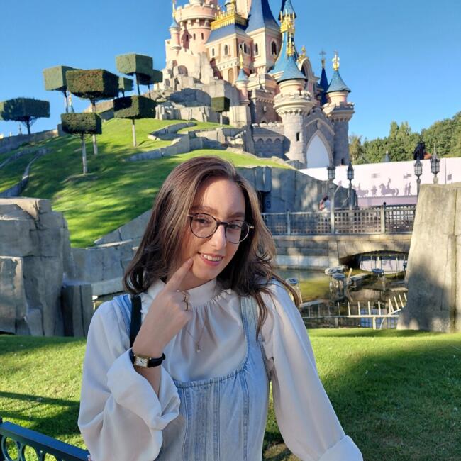 Baby-sitter à Magny-le-Hongre: Elise