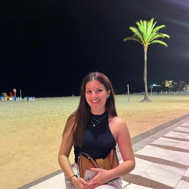Babysitter em Mazarefes: Adriana