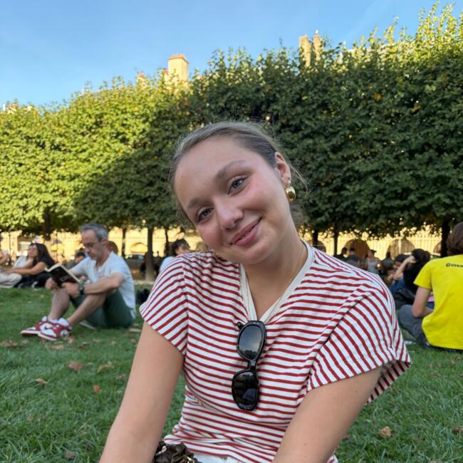 Babysitter in Paris: Clemence