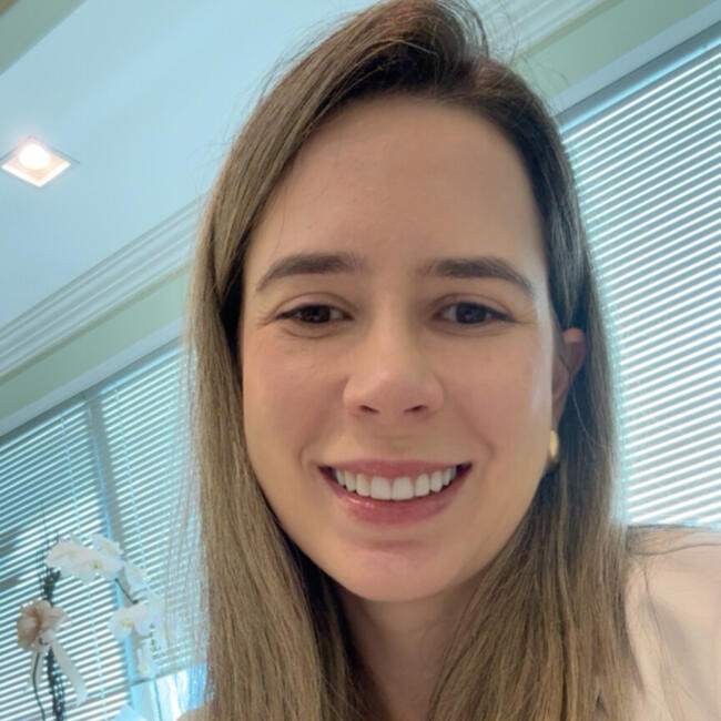 Emprego de babá em Brasília: Sarah