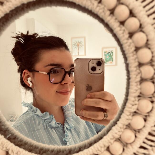 Babysitter in Saint-André-des-Eaux: Laura