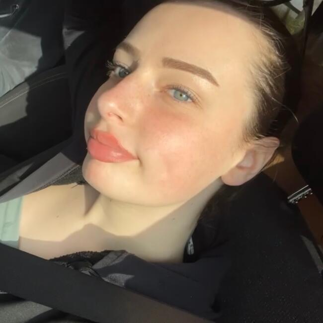 Babysitter in Les Bons Villers: Lelia