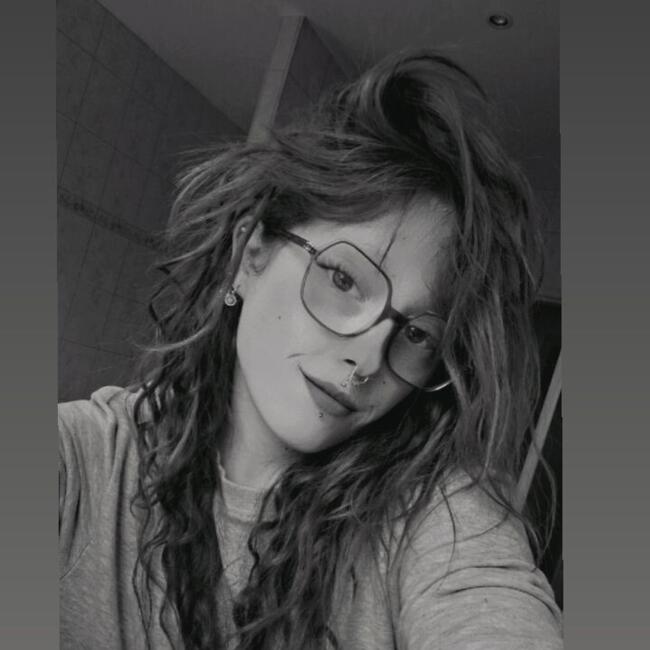 Babysitter in Simandre-sur-Suran: Emmanuelle