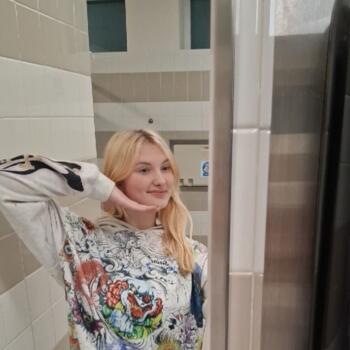 Babysitter in Somersworth: Emelei